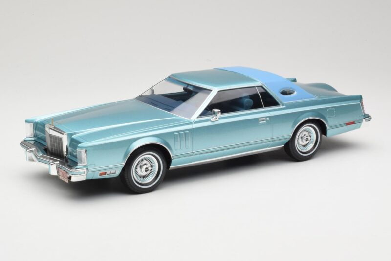 Lincoln Continental Mark V Blue Metallic MCG 1:18 MCG18369 Metaal