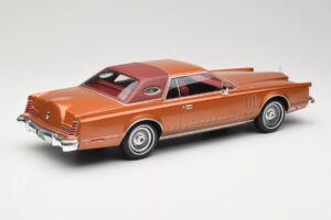 Lincoln Continental Mark V Crystal Apricot Metallic MCG 1:18 MCG18370 Metaal — afbeelding 2 van 6