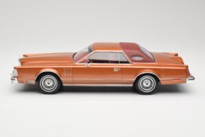 Lincoln Continental Mark V Crystal Apricot Metallic MCG 1:18 MCG18370 Metaal — afbeelding 3 van 6