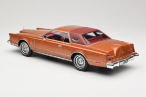 Lincoln Continental Mark V Crystal Apricot Metallic MCG 1:18 MCG18370 Metaal — afbeelding 5 van 6