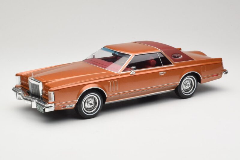 Lincoln Continental Mark V Crystal Apricot Metallic MCG 1:18 MCG18370 Metaal
