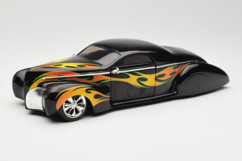 Lincoln Zephyr Scrape Custom Zwart met Vlammen Hot Wheels 1:18 57319 Metaal