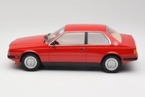 Maserati BiTurbo Coupe Rosso Corsa Minichamps 1:18 107123501 Hars — afbeelding 3 van 6