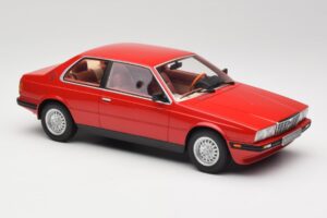 Maserati BiTurbo Coupe Rosso Corsa Minichamps 1:18 107123501 Hars — afbeelding 4 van 6