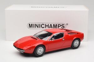 Maserati Merak Rood Minichamps 1:18 107123761 Hars — afbeelding 6 van 6