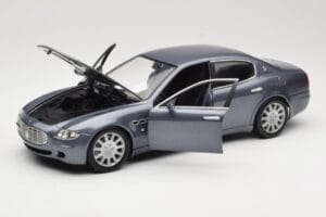 Maserati Quattroporte Blue Metallic Hot Wheels 1:18 B7003 Metaal — afbeelding 2 van 8
