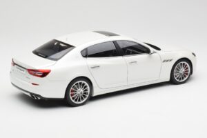 Maserati Quattroporte VI GTS Alpine Wit AUTOart 1:18 75808 Metaal — afbeelding 3 van 8
