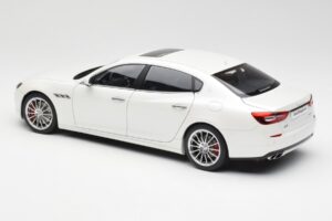 Maserati Quattroporte VI GTS Alpine Wit AUTOart 1:18 75808 Metaal — afbeelding 7 van 8