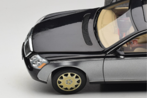 Maybach 57 SWB Caspian Black Himalayas Grey AUTOart 1:18 76151 Metaal — afbeelding 8 van 9