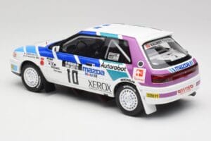 Mazda 323 GTX #10 T. Makinen / S. Harjanne 1000 Lakes Rally 1991 Otto 1:18 OT1099 Hars — afbeelding 5 van 6