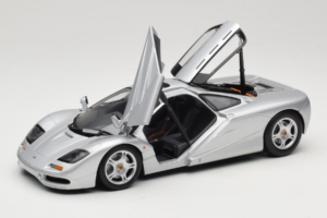 McLaren F1 Zilver UT Models 1:18 530133180 Metaal — afbeelding 2 van 8