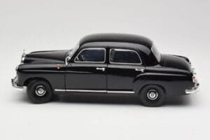 Mercedes 180 W120 Ponton Zwart Revell 1:18 08973 Metaal — afbeelding 4 van 8