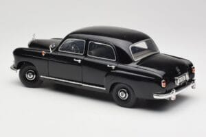Mercedes 180 W120 Ponton Zwart Revell 1:18 08973 Metaal — afbeelding 7 van 8