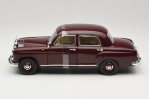 Mercedes 180 Ponton Donkerrood Revell 1:18 08876 Metaal — afbeelding 3 van 6