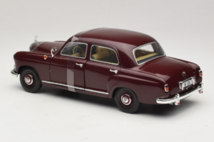 Mercedes 180 Ponton Donkerrood Revell 1:18 08876 Metaal — afbeelding 5 van 6