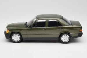 Mercedes 190E W201 Groen Metallic Minichamps 1:18 155037001 Metaal — afbeelding 3 van 6
