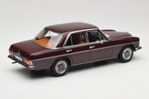 Mercedes 200 W115 Donker Roodbruin Norev 1:18 183778 Metaal — afbeelding 3 van 8