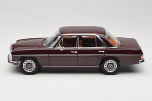 Mercedes 200 W115 Donker Roodbruin Norev 1:18 183778 Metaal — afbeelding 4 van 8