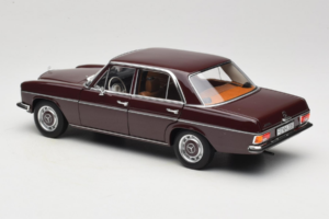 Mercedes 200 W115 Donker Roodbruin Norev 1:18 183778 Metaal — afbeelding 7 van 8