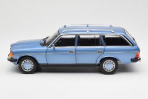 Mercedes 200 S123 T-Model Diamond Blauw Dealer Editie Norev 1:18 B66040671 Metaal — afbeelding 4 van 8