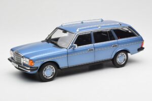 Mercedes 200 S123 T-Model Diamond Blauw Dealer Editie Norev 1:18 B66040671 Metaal