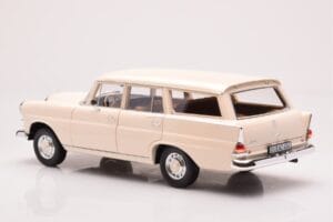 Mercedes 200 Universal W110 Crème Norev 1:18 183709 Metaal — afbeelding 7 van 8