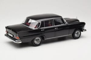 Mercedes 200 W110 Zwart Norev 1:18 183574 Metaal — afbeelding 3 van 8