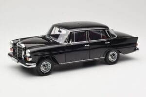 Mercedes 200 W110 Zwart Norev 1:18 183574 Metaal