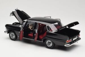Mercedes 200 W110 Zwart Norev 1:18 183574 Metaal — afbeelding 5 van 8