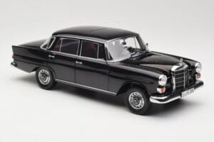 Mercedes 200 W110 Zwart Norev 1:18 183574 Metaal — afbeelding 6 van 8