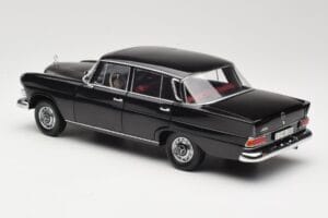 Mercedes 200 W110 Zwart Norev 1:18 183574 Metaal — afbeelding 7 van 8