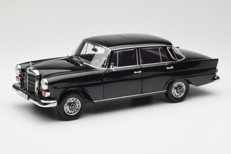 Mercedes 200 W110 Zwart Norev 1:18 183574 Metaal