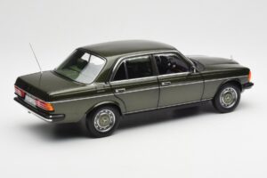 Mercedes 200 W123 Cypress Groen Metallic Dealer Editie Norev 1:18 B66040654 Metaal — afbeelding 3 van 8