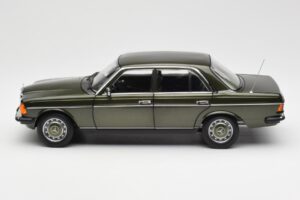 Mercedes 200 W123 Cypress Groen Metallic Dealer Editie Norev 1:18 B66040654 Metaal — afbeelding 4 van 8