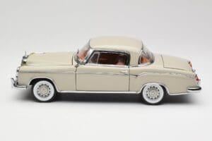Mercedes 220 SE W128 Coupe Lichtgrijs Sun Star 1:18 3568 Metaal — afbeelding 4 van 8
