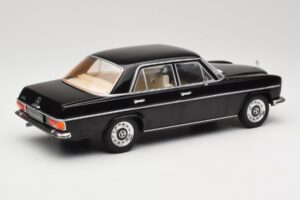 Mercedes 220D W115 Zwart MCG 1:18 MCG18117 Metaal — afbeelding 2 van 6