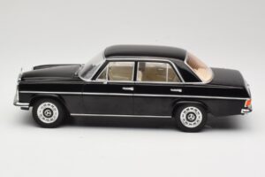 Mercedes 220D W115 Zwart MCG 1:18 MCG18117 Metaal — afbeelding 3 van 6