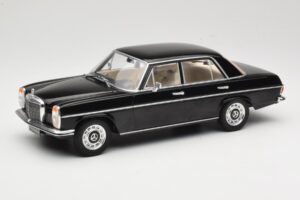 Mercedes 220D W115 Zwart MCG 1:18 MCG18117 Metaal