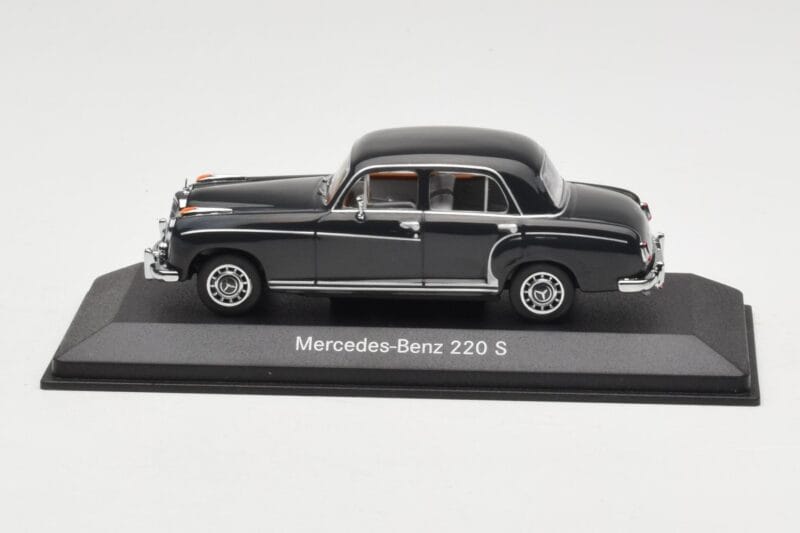 Mercedes 220S W180 Lichtgrijs Minichamps 1:43 B66040534 Metaal