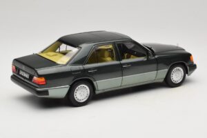 Mercedes 230E W124 Night Green Metallic Norev 1:18 183952 Metaal — afbeelding 3 van 8