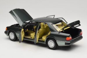 Mercedes 230E W124 Night Green Metallic Norev 1:18 183952 Metaal — afbeelding 5 van 8