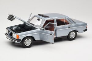 Mercedes 230E W123 Zilver & Lichtblauw Revell 1:18 08407 Metaal — afbeelding 2 van 8
