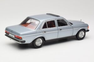 Mercedes 230E W123 Zilver & Lichtblauw Revell 1:18 08407 Metaal — afbeelding 3 van 8