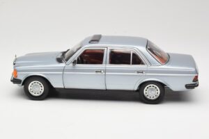 Mercedes 230E W123 Zilver & Lichtblauw Revell 1:18 08407 Metaal — afbeelding 4 van 8
