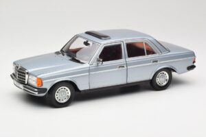 Mercedes 230E W123 Zilver & Lichtblauw Revell 1:18 08407 Metaal