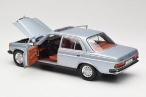 Mercedes 230E W123 Zilver & Lichtblauw Revell 1:18 08407 Metaal — afbeelding 5 van 8