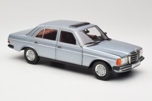 Mercedes 230E W123 Zilver & Lichtblauw Revell 1:18 08407 Metaal — afbeelding 6 van 8