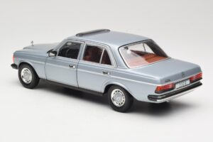 Mercedes 230E W123 Zilver & Lichtblauw Revell 1:18 08407 Metaal — afbeelding 7 van 8