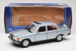 Mercedes 230E W123 Zilver & Lichtblauw Revell 1:18 08407 Metaal — afbeelding 8 van 8