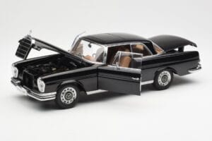 Mercedes 280 SE W111 Coupe Zwart AUTOart 1:18 76286 Metaal — afbeelding 2 van 8